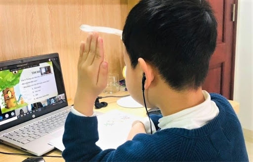 Trẻ học trực tuyến tại nhà phòng Covid-19: Làm gì để bảo vệ thị lực?